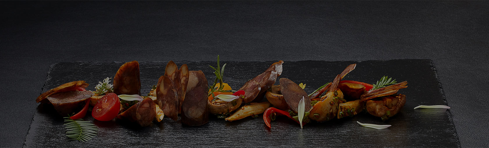 以食品为主体，以屠宰和养殖为两翼