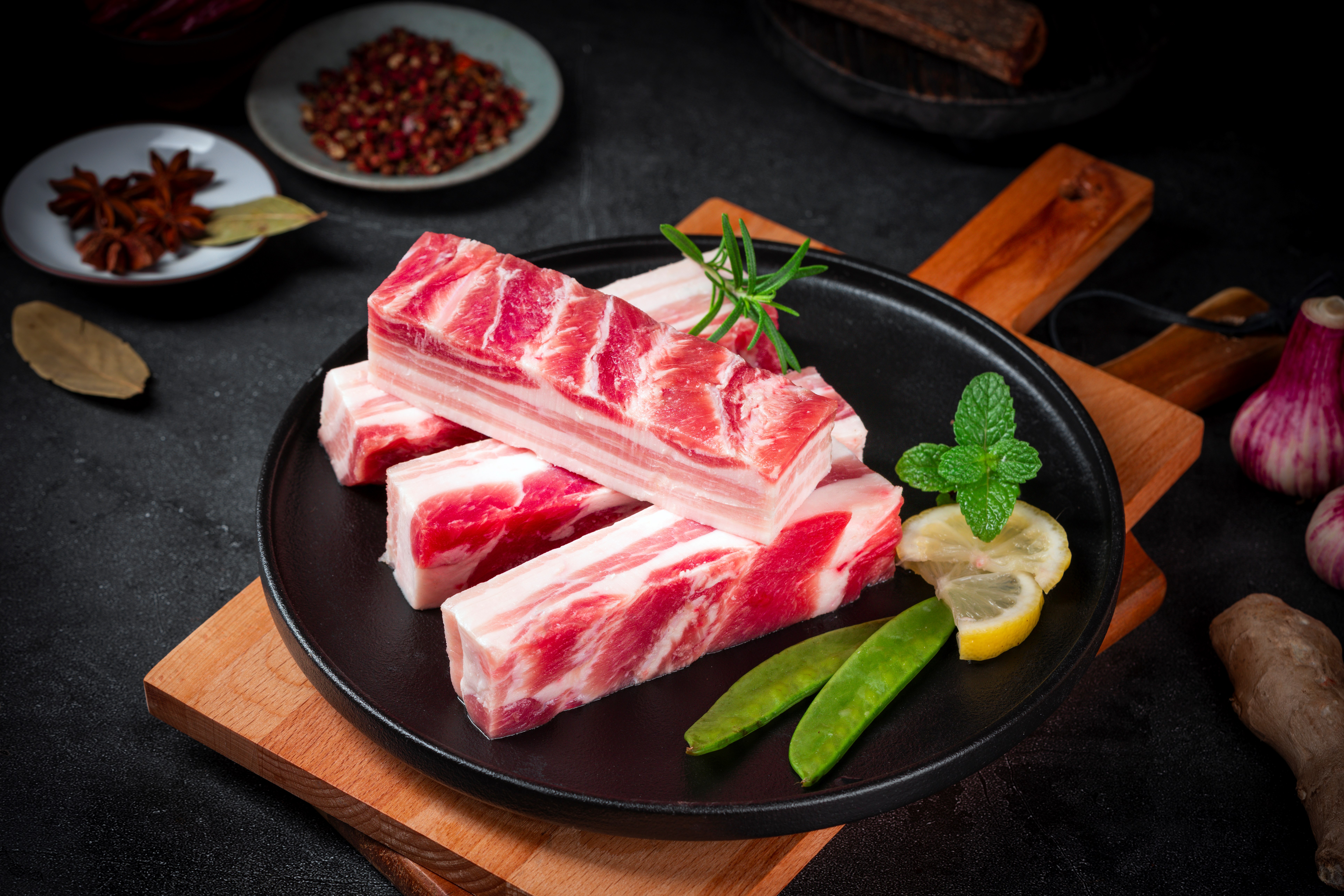 “龙大黑天蓬”黑猪肉重磅上市，蓝狮在线测速匠心打造健康美味新选择